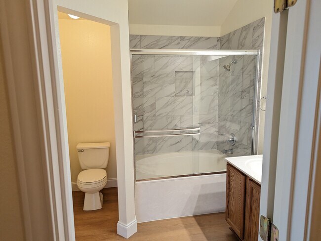 Master bathroom - 4717 Lake Champlain Ln