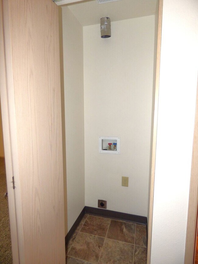 Building Photo - Rent Special: 1/2 Off June's Rent!! 1 bedroom 1 bath second level unit!
