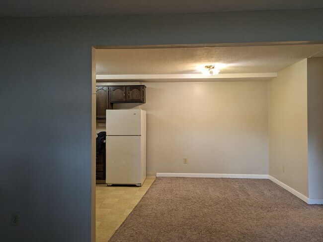 Building Photo - PENDING - Spacious 1 bedroom garden style condo at King's Court Condominiums