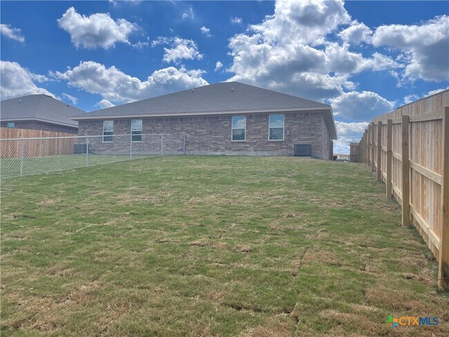 Building Photo - 547 Lost Trl
