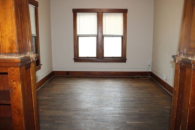 Building Photo - House for rent! 2 kitchens 3 Baths! Close ...