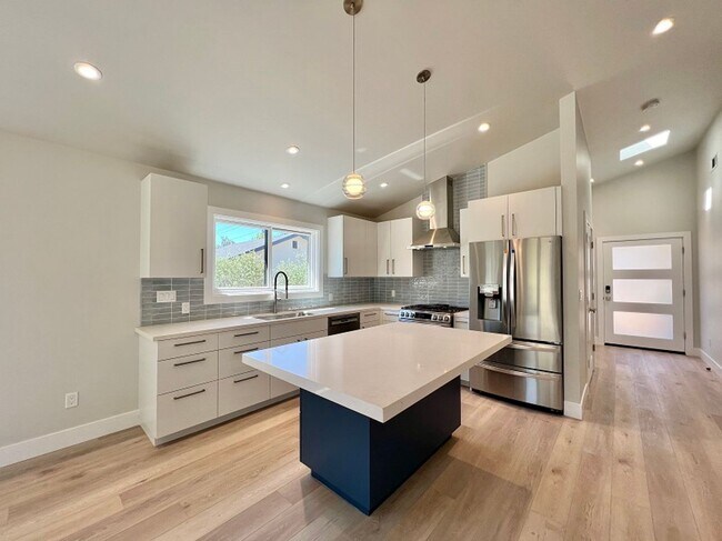 Building Photo - Beautiful Newer Two Bedroom Napa Home