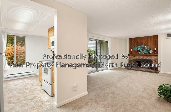 Building Photo - 4717 W Lake Sammamish Pkwy SE