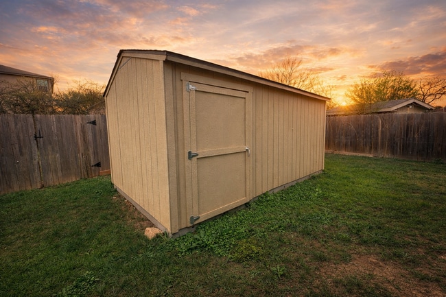 Building Photo - 4 Bed 2.5 Bath NEW MANAGEMENT!!!