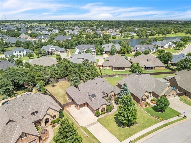 Building Photo - Gorgeous Executive Home - Open Plan - Stor...