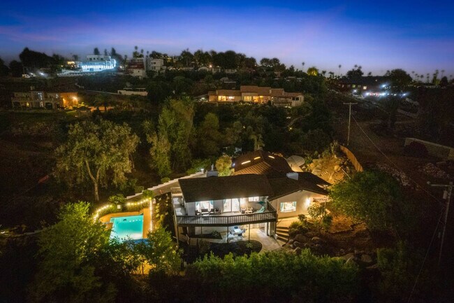 Building Photo - 5048 Bluff Pl