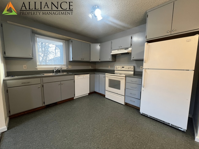 Building Photo - Spacious Rooms & Close to Downtown