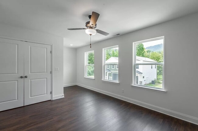 Building Photo - 5558 Stream Ln