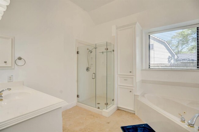 Building Photo - 301 Winding Oak Ln S