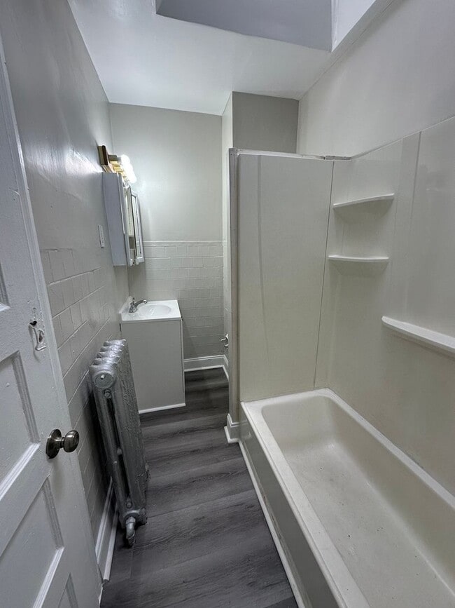 Building Photo - Newly Renovated 3 Bed/1 Bath Rowhome