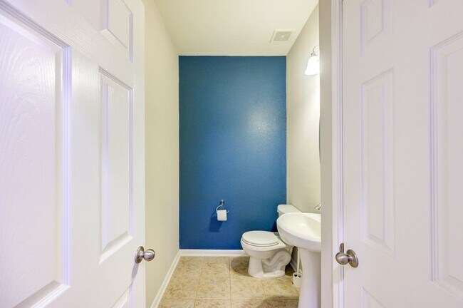 Building Photo - 5918 Rivergrove Bend Dr