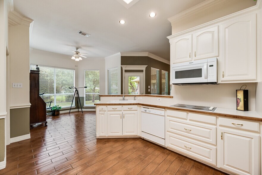 Building Photo - 8911 Hickory Hill Dr