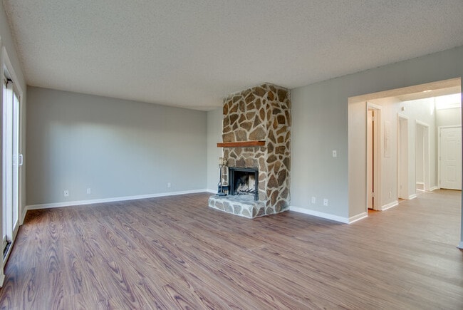 Building Photo - Amazing and spacious 3/2.5 Hermitage Townhouse with fireplace & patio!!! Pets ok!