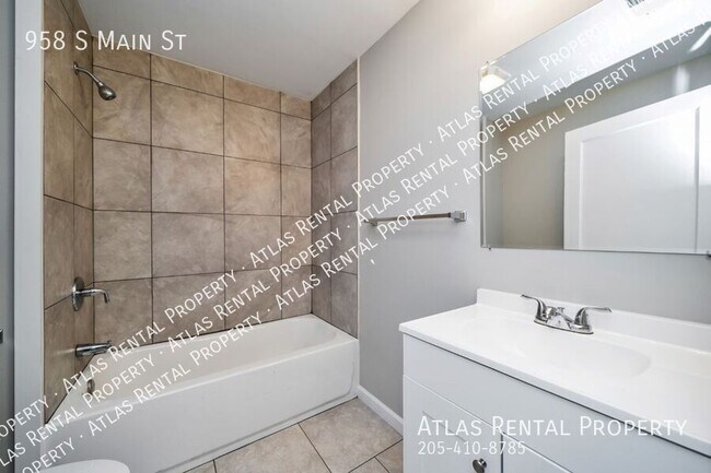 Building Photo - 958 S Main St