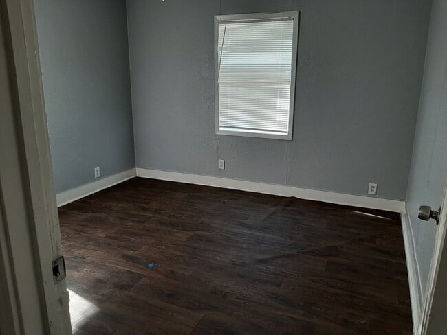 Building Photo - Recently Renovated Large 3 bedroom 1 bath with fresh paint and fixtures!!
