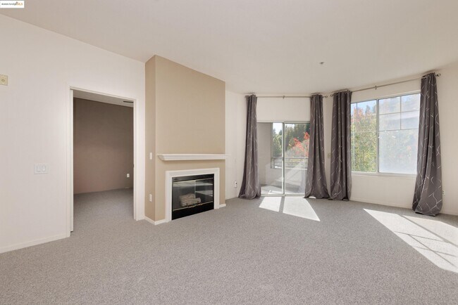 Building Photo - 220 Caldecott Ln