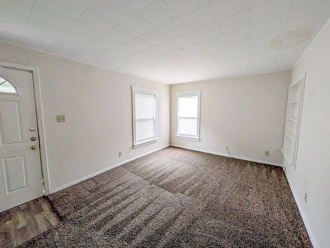 Building Photo - 5365 E Parkway Dr