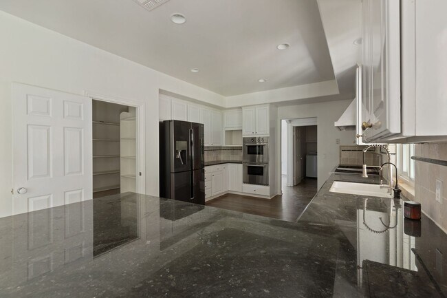 Building Photo - Elegant 5-Bedroom Estate with Pool in Prime Woodland Hills