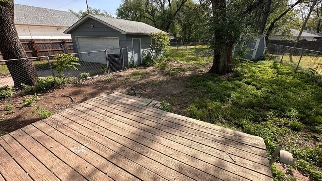 Building Photo - $1050 - 3 bed 1 bath - Single Family Home ...