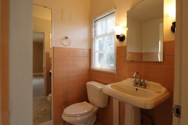 Building Photo - Beautiful Carriage District Rental