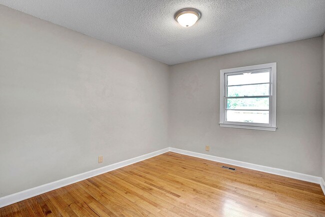 Building Photo - AVAILABLE NOW!! 4 bedroom Brick Ranch Style Home