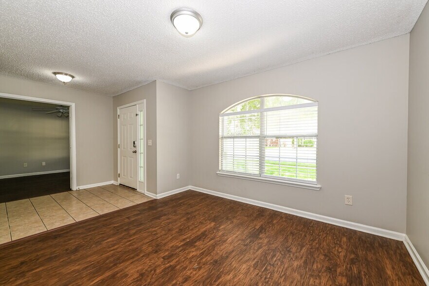 Building Photo - 14027 Crestwick Dr W