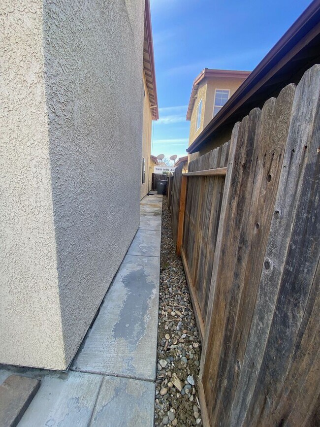 Building Photo - EXCEPTIONAL 4 BEDROOMS, 3 BATH, 3 CAR GARA...