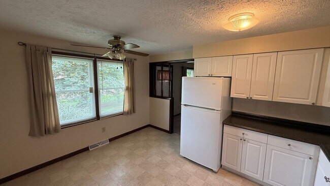 Building Photo - 2900 Thackeray Ave NW