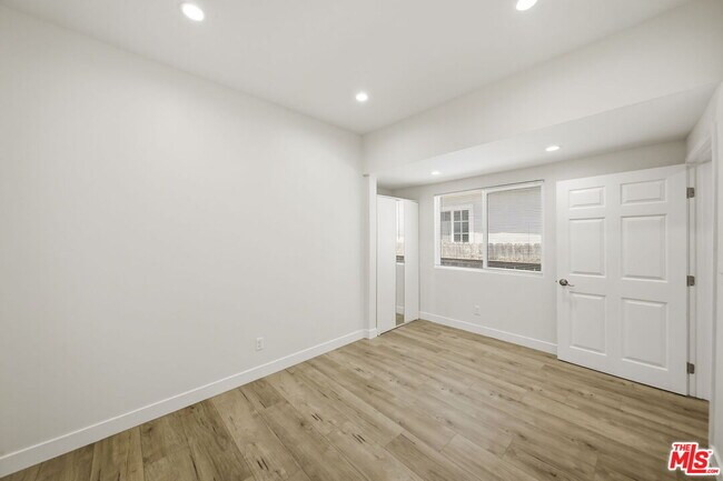 Building Photo - 2910 S Budlong Ave