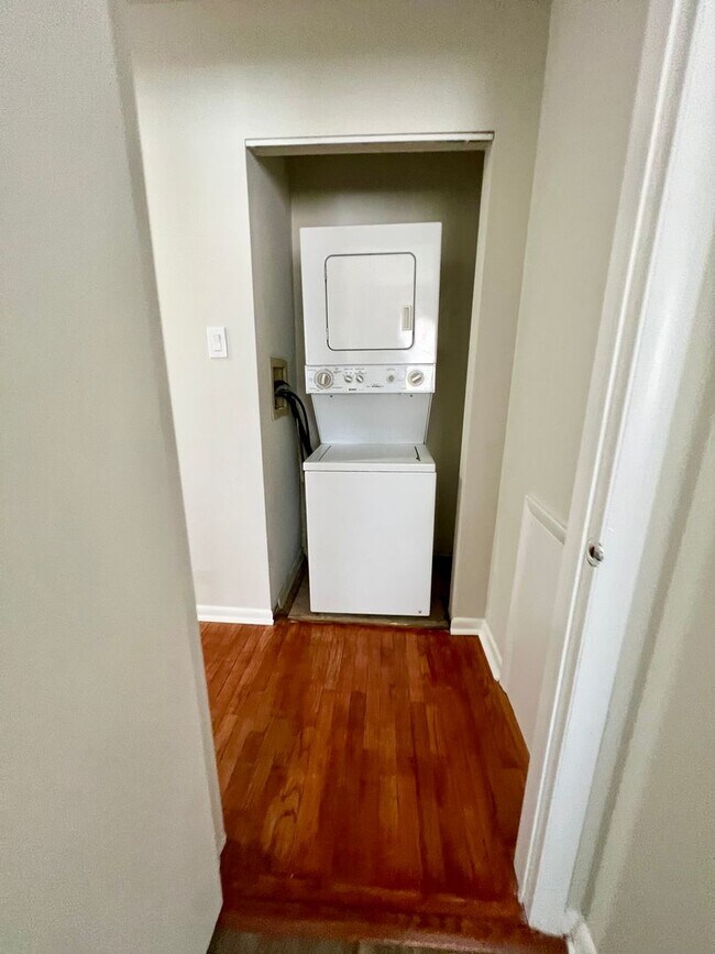 Building Photo - Luxurious 3-Bedroom Townhome in Logan Square with Parking Space Included! Available mid-August!