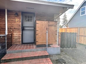 Building Photo - 12701 SE Salmon Ct