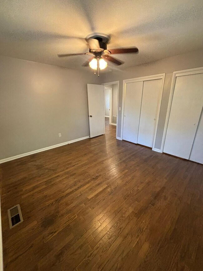 Building Photo - 4 Bedroom Single Family Home Close to Univ...