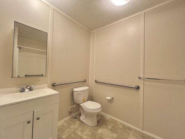 Building Photo - **COMING FIRST WEEK OF SEPTEMBER SPACIOUS 2 bd. 2 bath MOBILE HOME**
