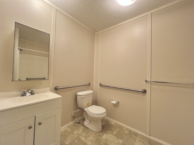 Building Photo - **Newly Remodeled spacious 2 bd. 2 bath Mo...