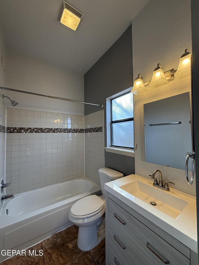 Building Photo - 15327 Woodhill Ct