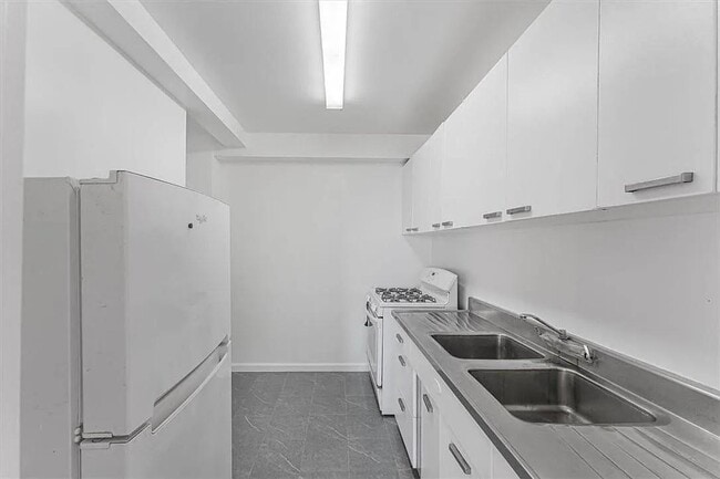 Building Photo - 9 Fordham Hill Oval