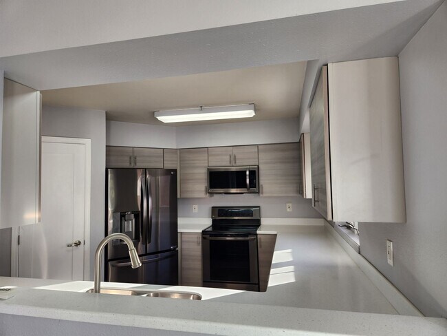 Building Photo - Beautifully updated 2 bed / 2 bath at 4 Seasons North