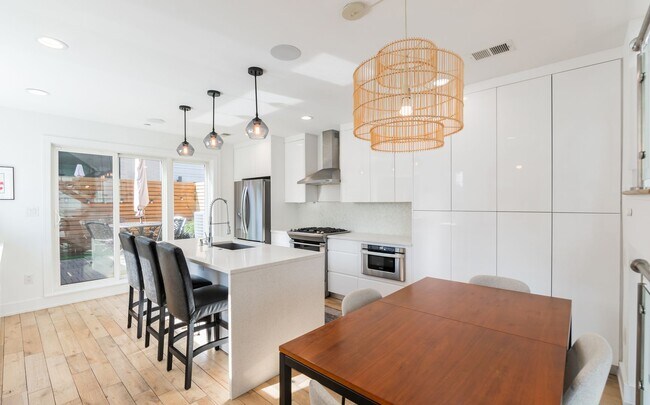 Building Photo - Three Bed Olde Kensington Home