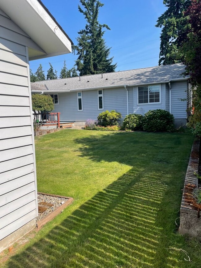 Building Photo - 2 BR/1.75 BA home in Edmonds