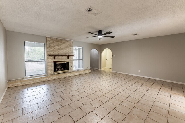 Building Photo - 1914 Rosewood Ln