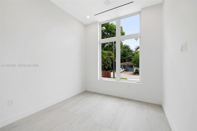 Building Photo - 1615 NE 3rd Ct