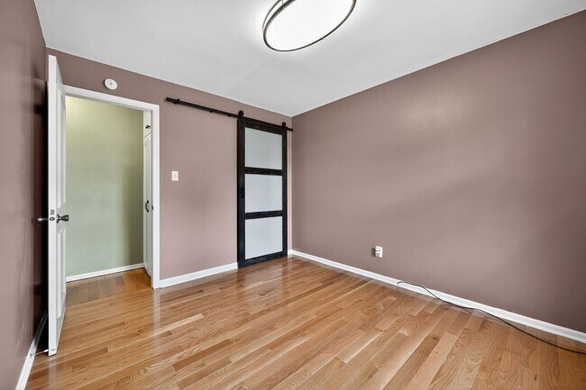 Building Photo - Beautiful 2 Bedroom, 1 Bathroom Condo In W...