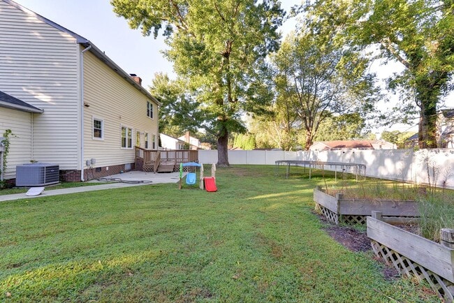 Building Photo - Updated, Spacious, Large Backyard in Newpo...