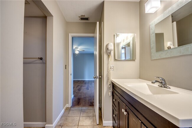 Building Photo - 4616 SE 6th Ave