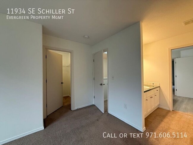 Building Photo - 11934 SE Schiller St