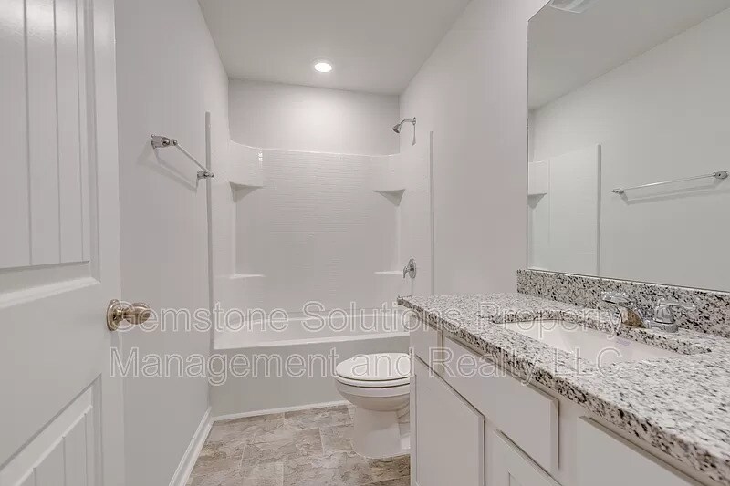 Building Photo - 608 Clifford Heights