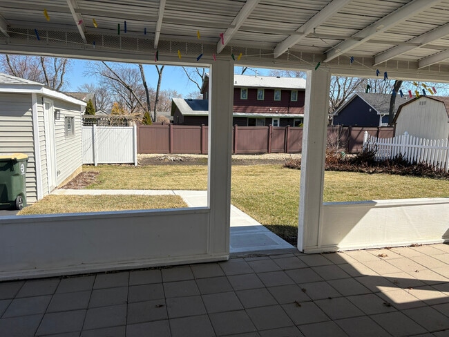 Building Photo - 935 Elmwood Ln