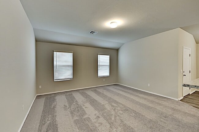 Building Photo - Very Nice 3 Bedroom 2 Bath Home in Yukon Schools