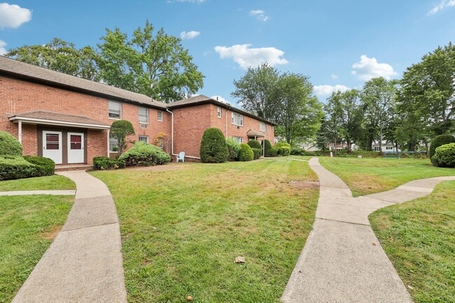 Building Photo - 14 A Lakeside Dr