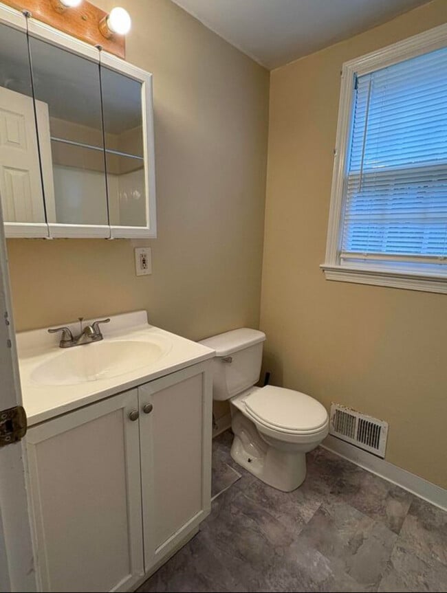 Building Photo - 8610 35th Ave